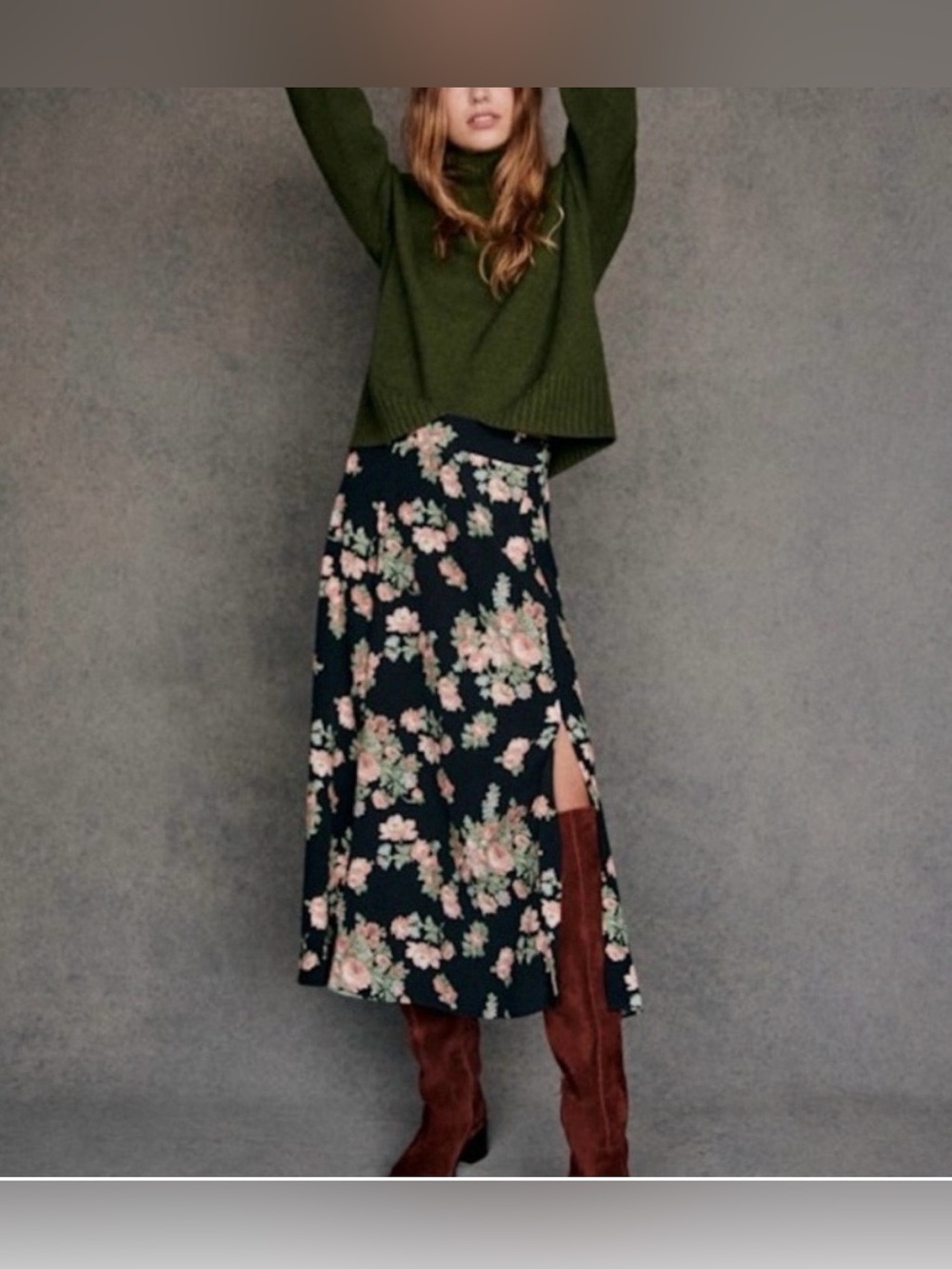 Sézane Tabata
Floral-print midi skirt with a side slit. 
Size 42